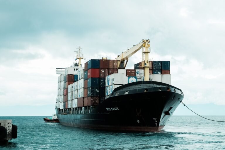 Ocean freight shipping with FCL and LCL containers